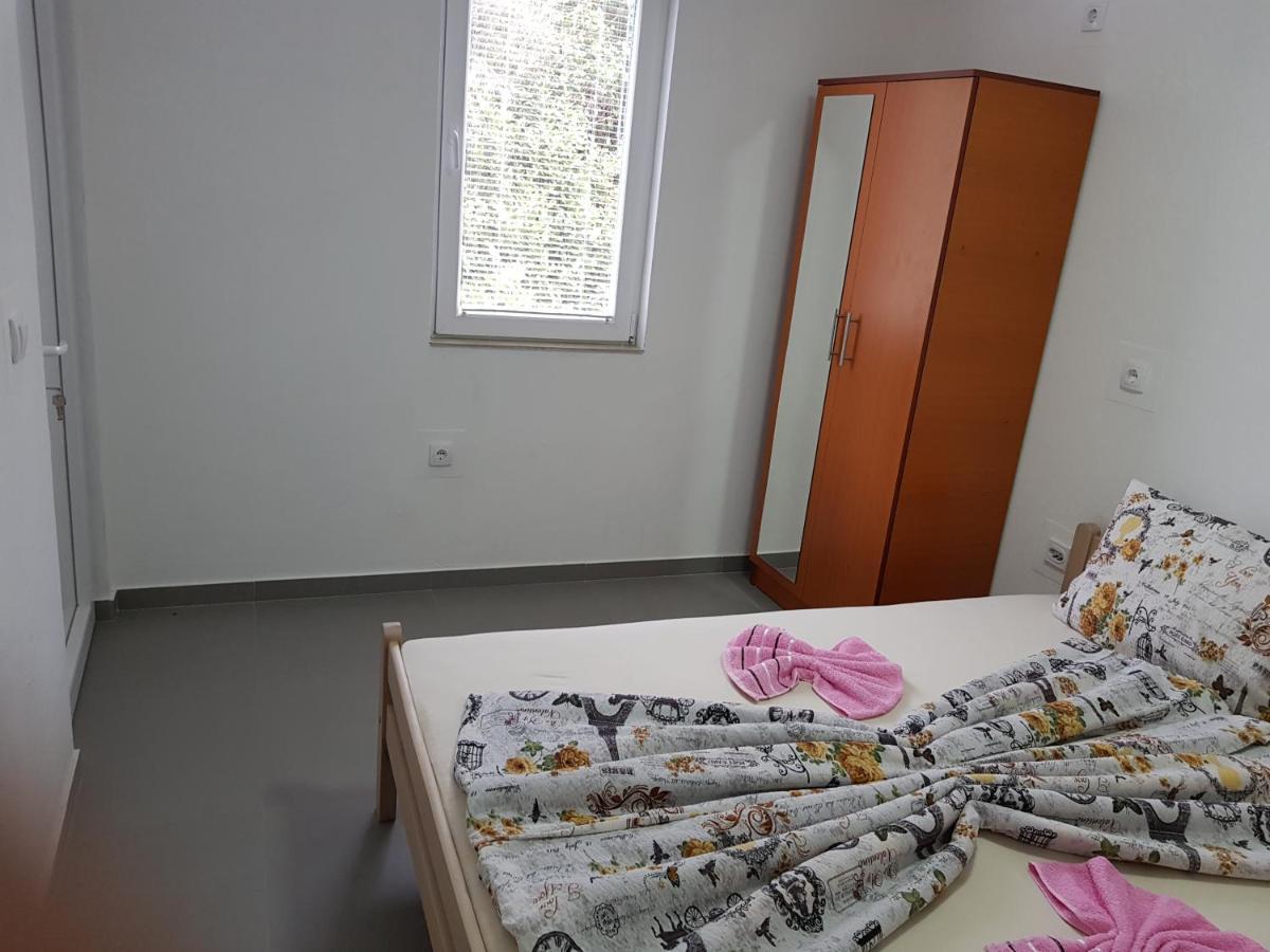 Apartmani Vila Ebra Утеха Екстериор снимка